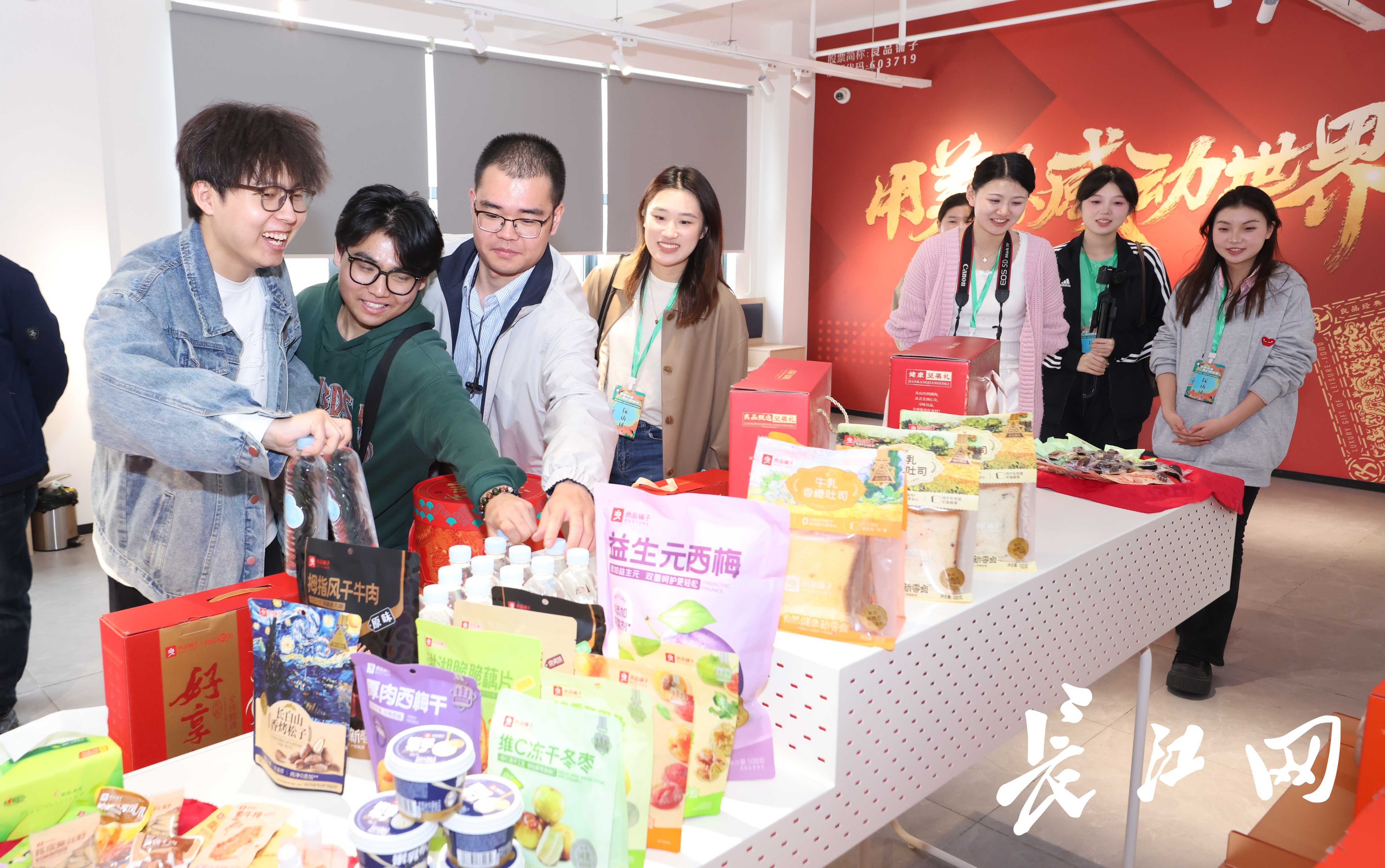 日均發(fā)貨20萬單背后的智慧與甜蜜——全國大學(xué)生社會實踐團探訪良品鋪子智能物流與黃驊冬棗的故事